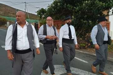 Una diana floreada prepara a Lomo Magullo para la Traída del Agua (Foto Francisco Javier Santana y José Florido)